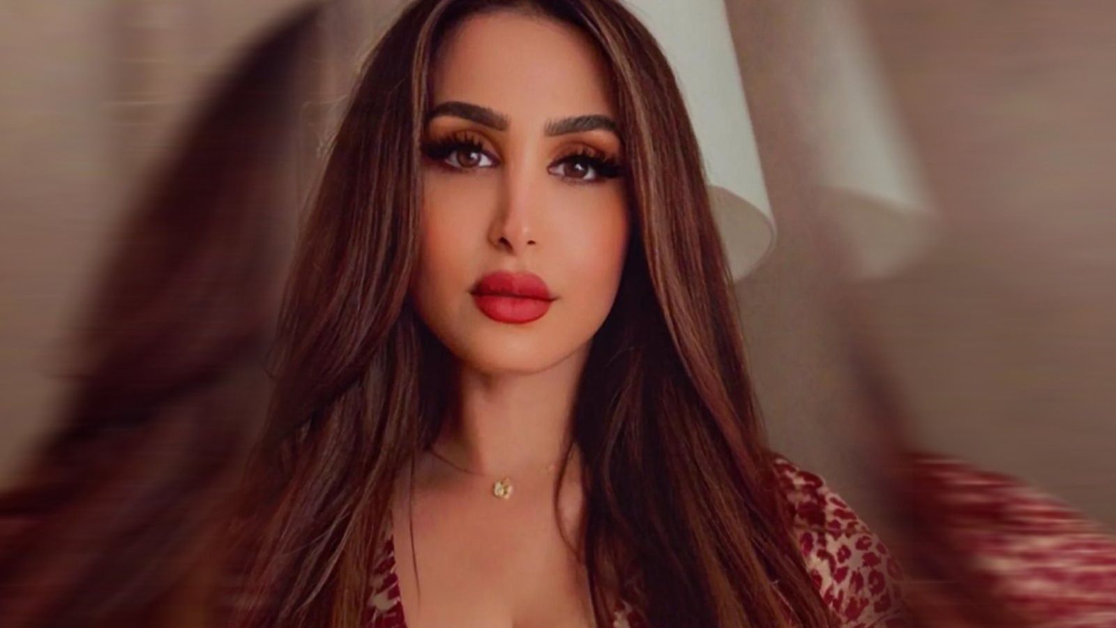 بالفيديو.. شاهد مشهورة سناب شات السعودية هند القحطاني تلقي بهدية معجب في القمامة وتهينه برسالة قاسية