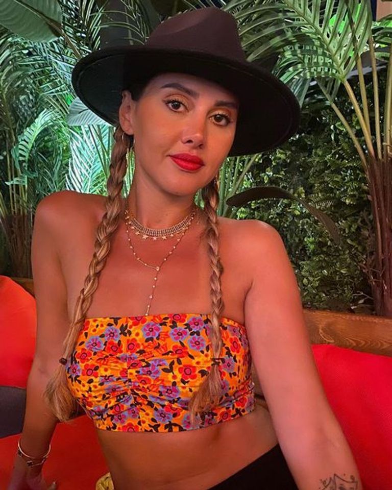 ياسمين رئيس.. إطلالة مكشوفة بـ "تاتو" في الساحل الشمالي