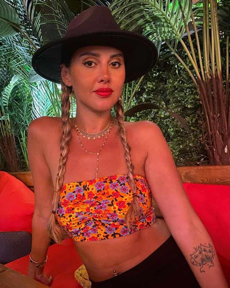 ياسمين رئيس.. إطلالة مكشوفة بـ "تاتو" في الساحل الشمالي