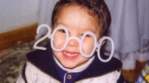 هذا الطفل الجميل .. أصبح الآن من أهم النجوم الشباب على الساحة الفنّية ووالده فنان مصري شهير