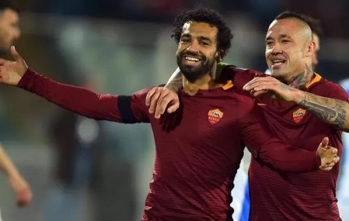 لن تصدق من هي الفتاة الشقراء ذات العيون الجميلة التي احتضنها محمد صلاح أمام أنظار الجميع!! مفاجأة صادمة