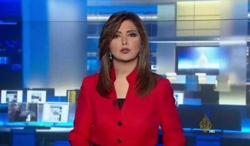 إعلامية قناة الجزيرة إيمان عياد تنسى أنّها على الهواء مباشرة.. وما فعلتهُ مع زميلها فاجأء الجميع وأثار جـنون المشاهدين ! (فيديو صادم)