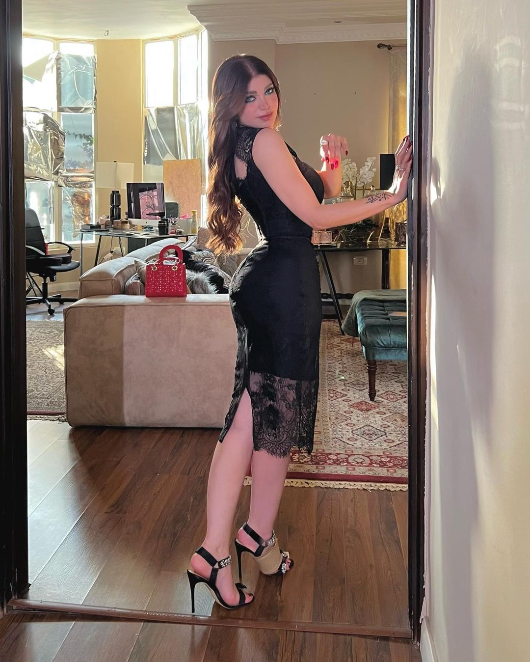 جمال وجرأة وأناقة.. ياسمين الخطيب في إطلالة ساحرة (صور)