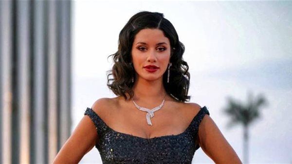 سينتيا خليفة.. أزياء عصرية تتسم بالجرأة والإثارة (صور)