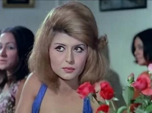 (ماكنتش عايزه يفضحوني)دخلت غرفة صديقتها سهير رمزي فاكتشفت الصدمة الكبرى.. الكاميرات تضبط إلهام شاهين مع طليقها بعد انفصال 20 سنة !!