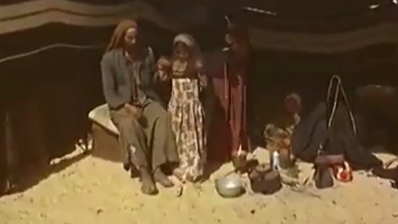 مقطع فيديو نادر وجميل لنساء بدويات سعوديات يعملن على غزل الصوف (شاهد)