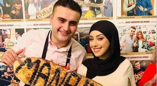 لن تصدق كم تبلغ ثروة الشيف التركي الشهير(بوراك)الخيالية.. والمفاجأة عندما(طلعت) زوجته ممثلة عربية شهيرة!