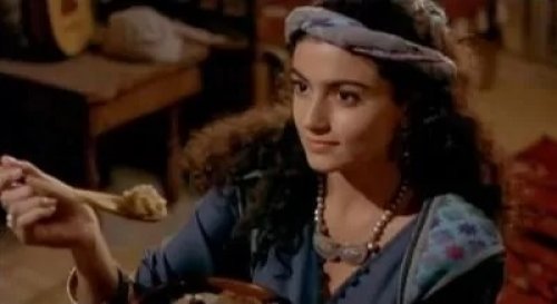 لن تتوقعوا بأن هذه النجمة ال من ضمن شخصيات فيلم (المصير) شخصية (سارة) شقيقة (مانويلا) التي جسدتها ليلى علوي...والصادم انها حفيدة اكبر نجم مصري