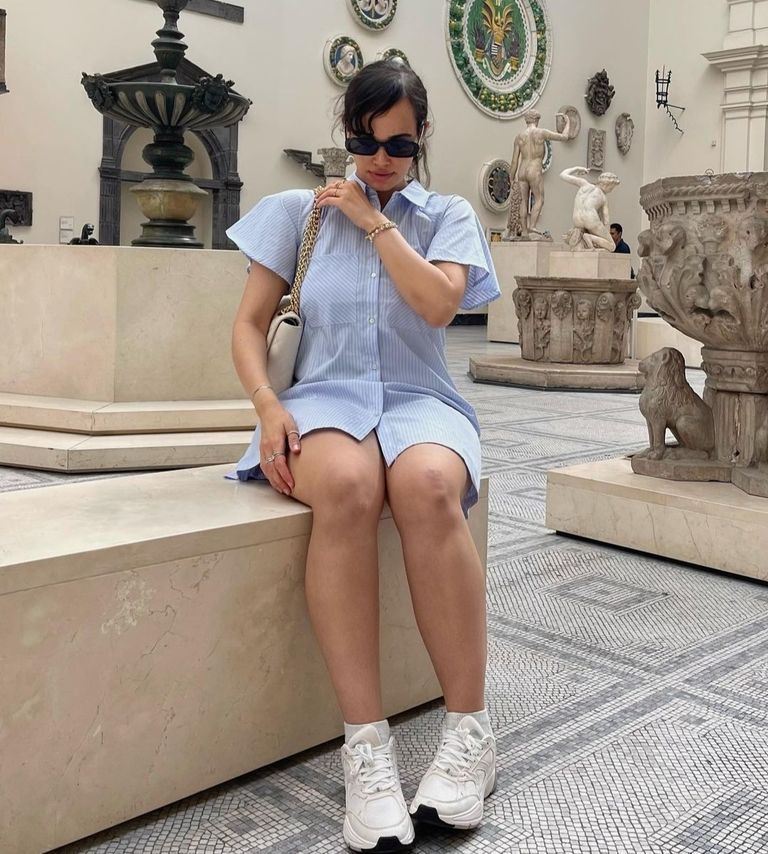 نسيت البنطلون.. نور عمرو دياب في إطلالة جريئة تُثير السخرية (صور)