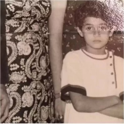 لن تتوقع من هي هذه الطفلة الحزينة.. ممثلة شهيرة دخلت عالم التمثيل من أوسع الأبواب وتزوجت 15 مرة لشدة جمالها...