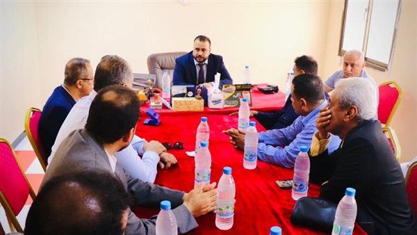 وزير الاشغال يتفقد نشاط مكتب الأشغال ومؤسسة الطرق بساحل حضرموت