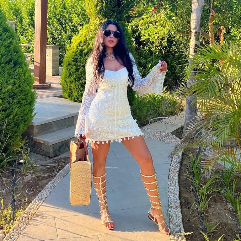 هيفاء وهبي.. إطلالة جريئة بفستان أبيض قصير (صور)