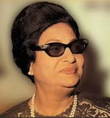 واخيراً بعد اعوام طويلة انكشف السر الكبير سبب غريب وراء المنديل الذي كانت تحمله الفنانة الراحلة أم كلثوم في كل أغانيها لن تصدق السبب