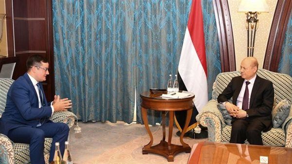 رئيس مجلس القيادة الرئاسي يستقبل القائم بالاعمال الروسي