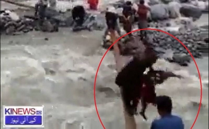 بالفيديو.. سقوط فتاة ووالدها في السيول أثناء محاولة عبورهما وادي في باكستان في مشهد يدمي القلب..(شاهد)