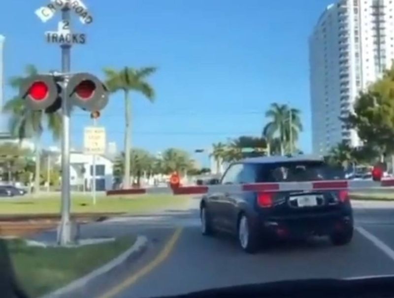 بالفيديو.. شاهد ماذا حدث لسيدة قررت عبور الطريق لحظة مرور القطار .. لأصحاب القلوب القوية