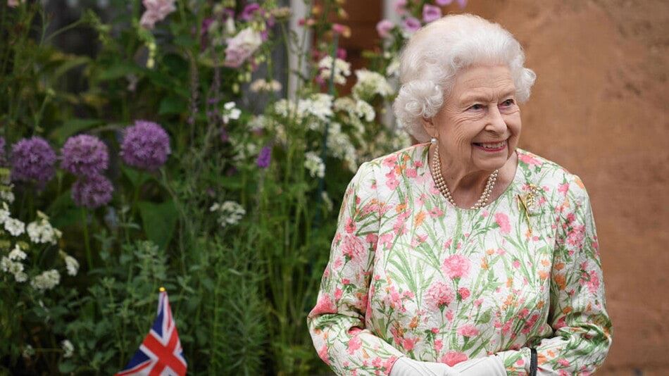 السعودية.. جدل واسع بعد أداء مقيم عُمرة عن "روح" الملكة إليزابيث