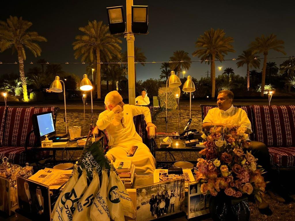 بالصور والفيديو: شاهد الأمير ورجل الأعمال السعودي الوليد بن طلال يستقبل الفنان محمد عبده في قصره الخاص بالمملكة