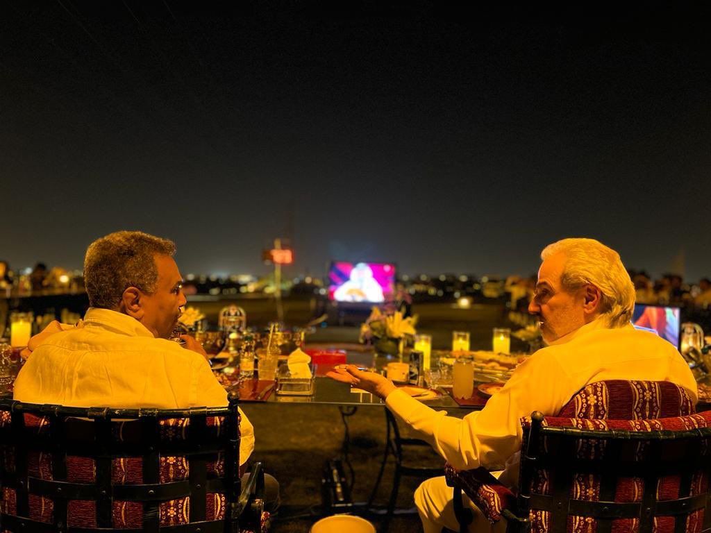 بالصور والفيديو: شاهد الأمير ورجل الأعمال السعودي الوليد بن طلال يستقبل الفنان محمد عبده في قصره الخاص بالمملكة