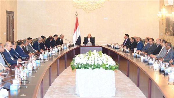 رئيس مجلس القيادة الرئاسي يلتقي اللجنة الامنية والعسكرية