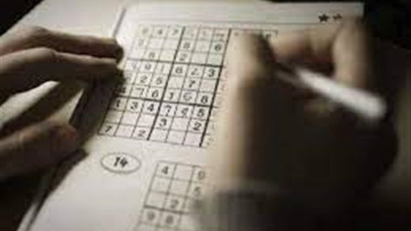 أطباء: حل الكلمات المتقاطعة يبطئ تقلص الدماغ