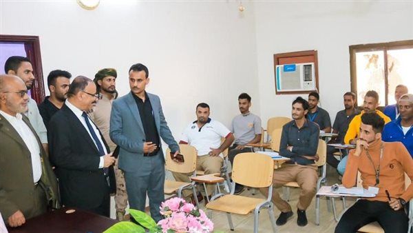 عدن.. وزير النقل يتفقد سير العمل بمعهد الطيران المدني والارصاد