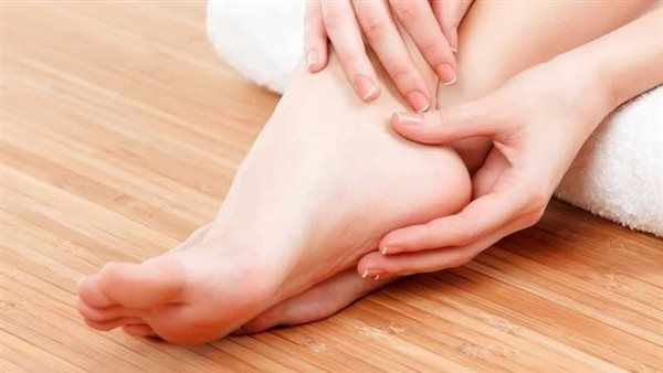 خبراء: "شعور" في القدمين يمكن أن يشير إلى نقص فيتامين B12