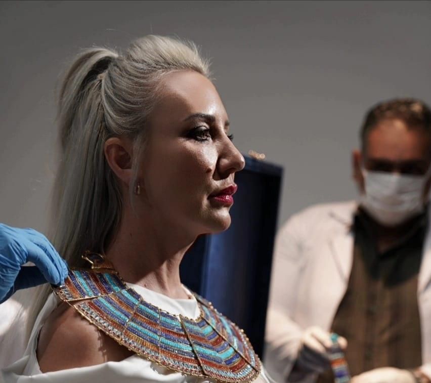 مطربة أمريكية تتألق بجلسة تصوير فرعونية (صور)