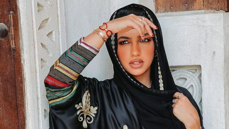 مشهورة سناب شات السعودية "نجلاء الودعاني" تكشف عن ملامح ابنتها بعد أسبوع من ولادتها (صورة)