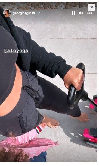 جورجينا تلفت الأنظار بإطلالة فاتنة من السعودية وهي تستمتع بأشعة الشمس الدافئة (صور)