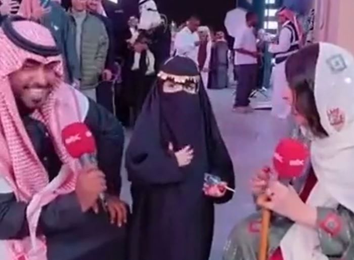 تداول مقطع فيديو لطفلة سعودية قام مذيع بمحاولة محاورتها وبعد لحظات كانت المفاجأة! (فيديو)