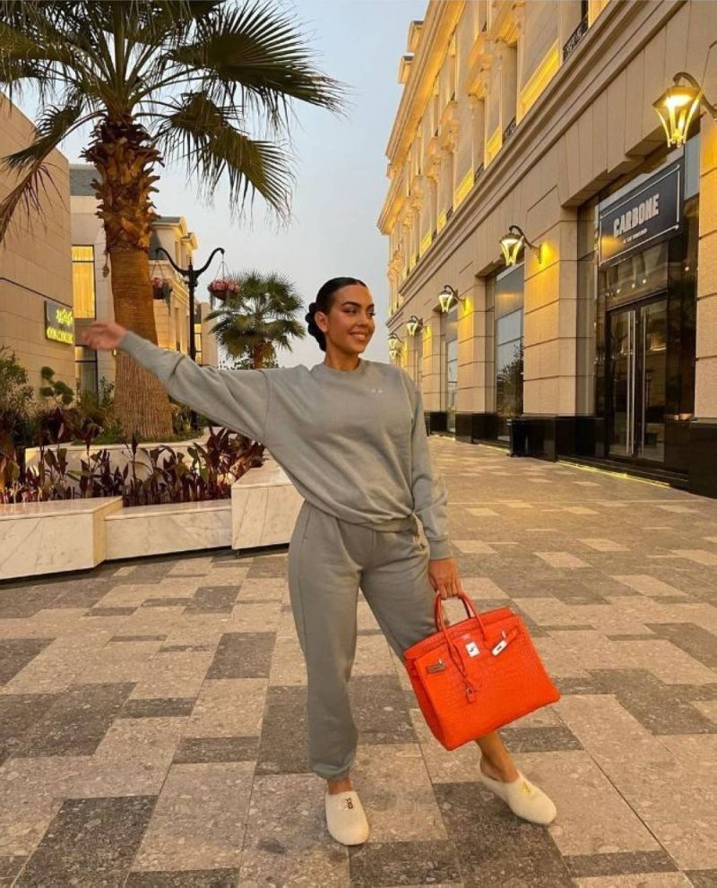 شاهد.. أحدث ظهور لـ "جورجينا" بملابس رياضية مثيرة داخل متجر في العاصمة السعودية الرياض