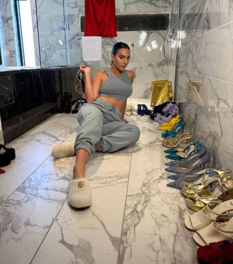 شاهد.. أحدث ظهور لـ "جورجينا" بملابس رياضية مثيرة داخل متجر في العاصمة السعودية الرياض