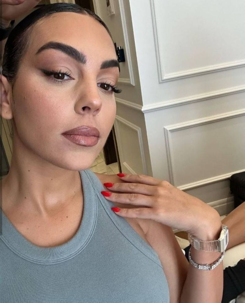 شاهد.. أحدث ظهور لـ "جورجينا" بملابس رياضية مثيرة داخل متجر في العاصمة السعودية الرياض