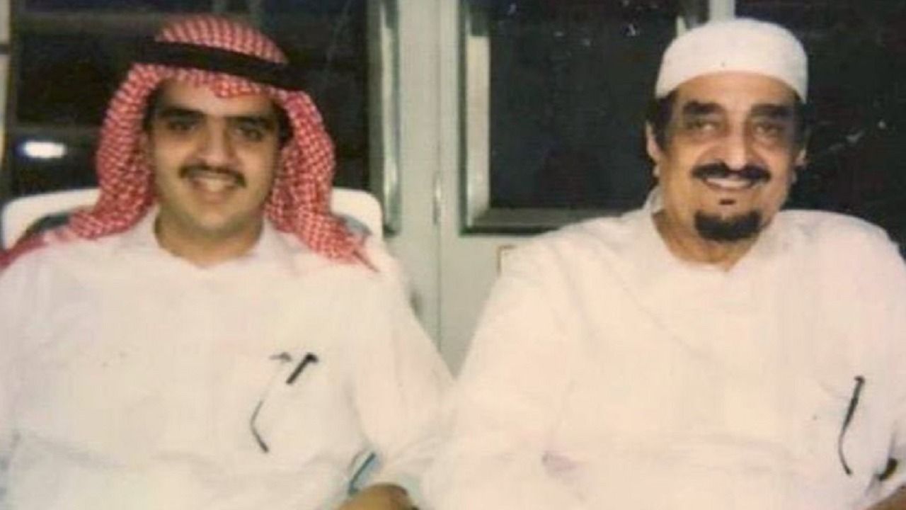 صورة نادرة للملك السعودي فهد وابنه عبدالعزيز وهما يتناولان العشاء.. (شاهد)