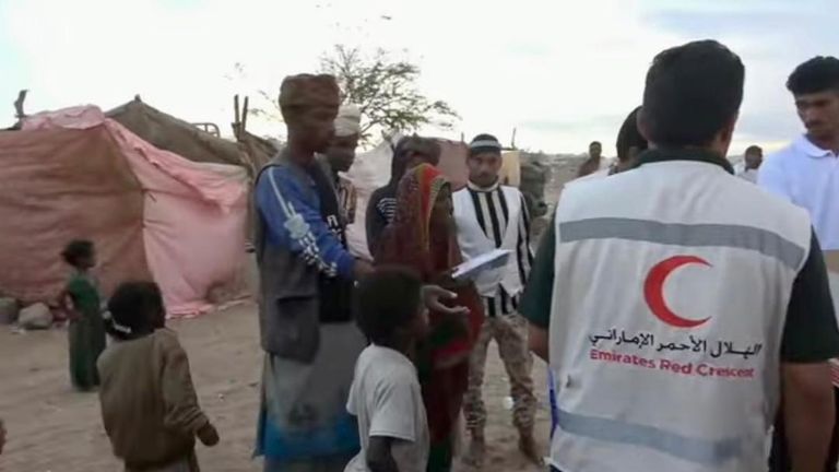 هيئة الهلال الأحمر الإماراتي تدشن مشروعي توزيع التمور وإفطار الصائم بمحافظة شبوة (صور)