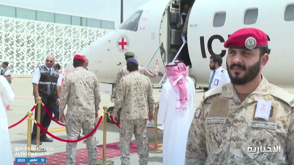 أسير سعودي يسجد لله شكراً بعد نزوله في مطار الرياض بعد صفقة تبادل الأسرى..(فيديو)