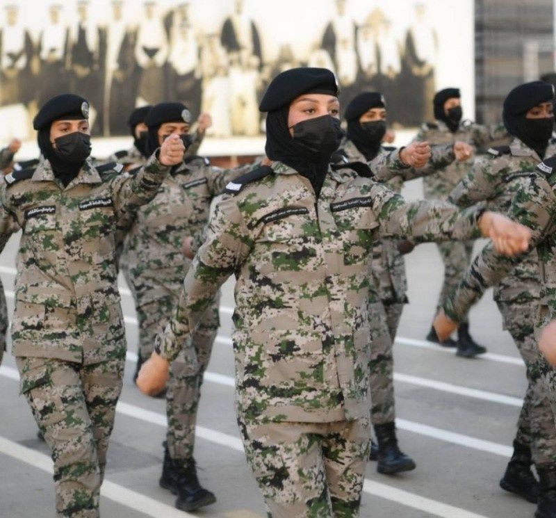 جميلات السعودية يشعلن مواقع التواصل أثناء حفل تخرجهن بعرض عسكري جريء (فيديو)