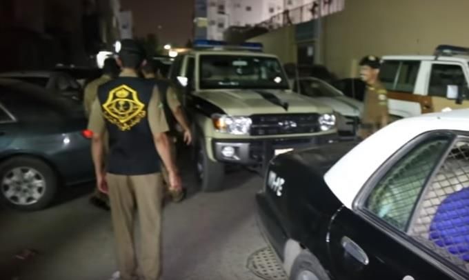 مداهمة منزل "مقيم" في السعودية بشكل مفاجئ.. وبعد التفتيش كانت الصدمة للجميع (شاهد)