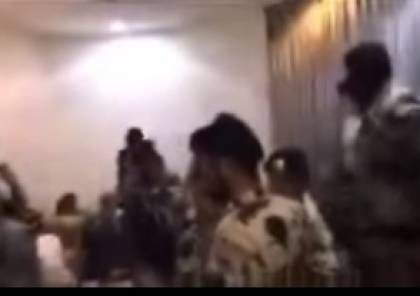 ما عثر بداخله فاجئ الجميع !.. شاهد: "الأمن السعودي" يداهم منزل مقيم فكانت الصدمة