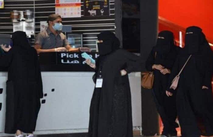 موجة غضب عارمة بالسعودية بعد قيام مطعم شهير بجدة بهذا التصرف "الصادم" تجاه النساء السعوديات