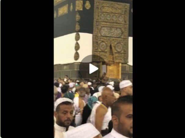 معتمر حاول العبث مع رجال الأمن وفتح باب الكعبة.. لن تصدق كيف تعاملت معه "الشرطة السعودية"