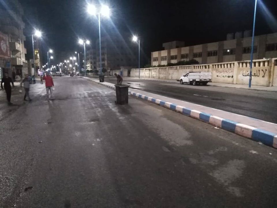 اثارو الرعب والهلع بين سكان الحي.. كاميرا منزلية توثق تصرف "غريب" من عمال نظافة بالسعودية (شاهد)