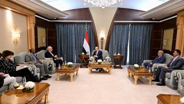 رئيس مجلس القيادة الرئاسي يستقبل المبعوث الاميركي