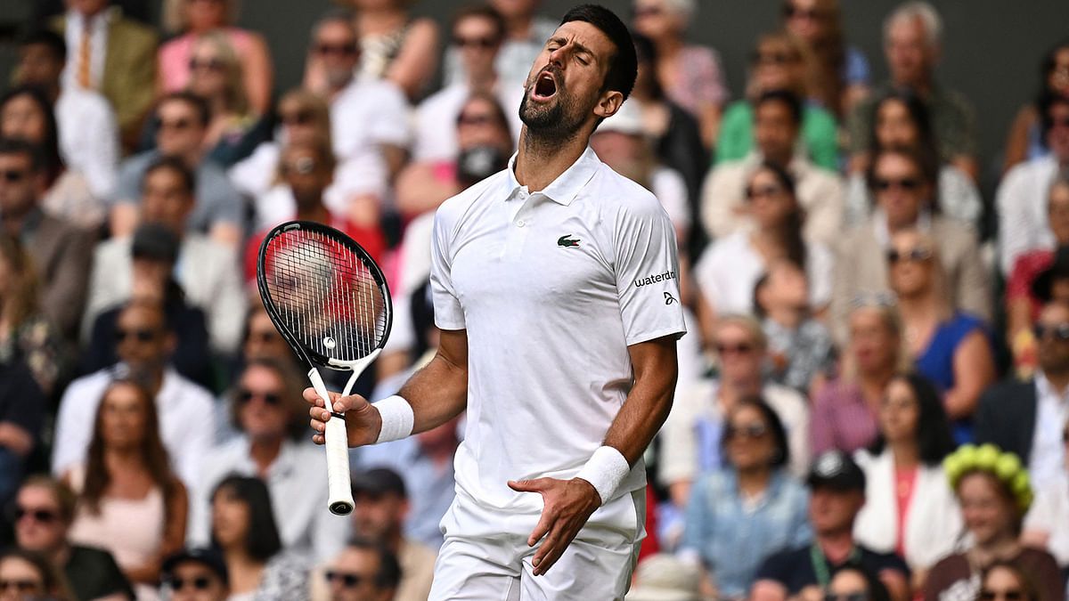 ديوكوفيتش يكسر المضرب قبل خسارته أمام ألكاراز في نهائي ويمبلدون (فيديو)