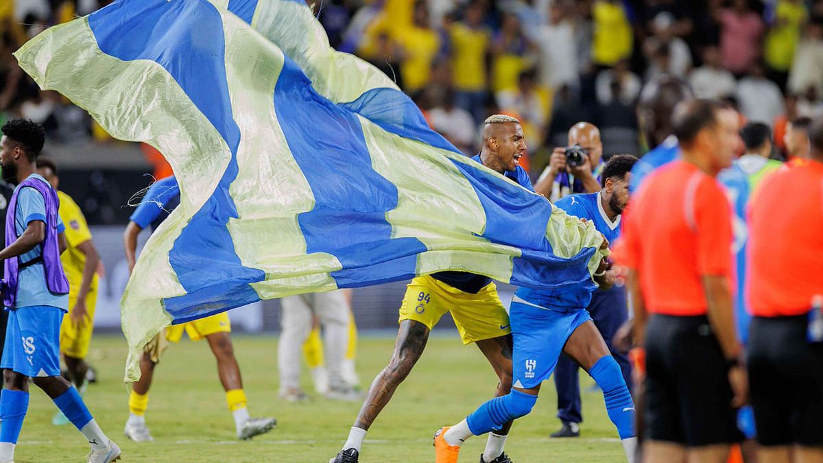 مشادة قوية بين لاعبي النصر والهلال بعد منع تاليسكا من غرز علم "العالمي" في الملعب (فيديو)