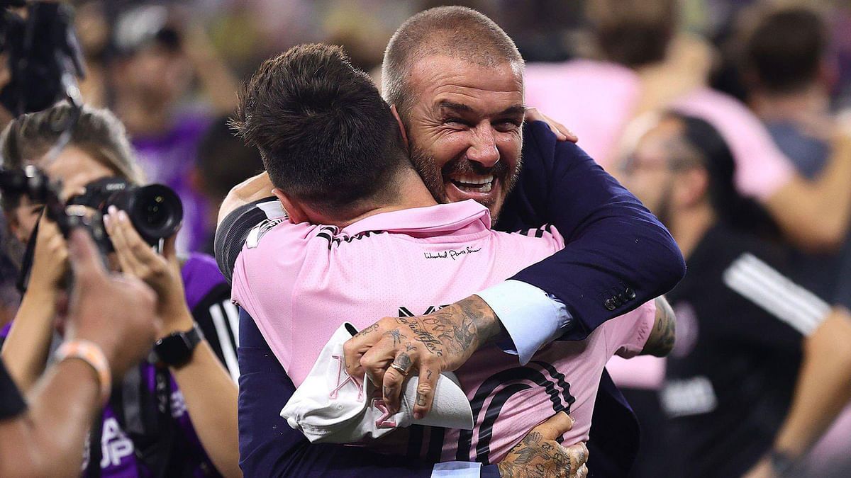 عناق حار بين ميسي وبيكهام بعد تتويج إنتر ميامي بكأس الدوريات (فيديو)