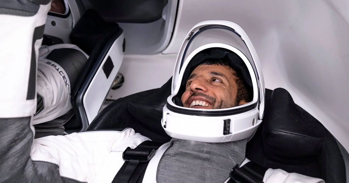 لحظة وصول رائد الفضاء سلطان النيادي إلى الأرض (فيديو)