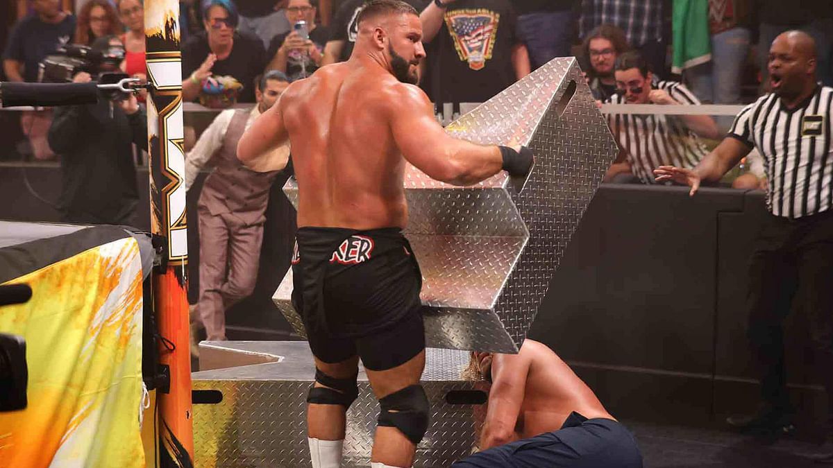 نقل فون فاغنر إلى المستشفى بعد نزال عنيف مع برون بريكر في "WWE NXT" (فيديو)