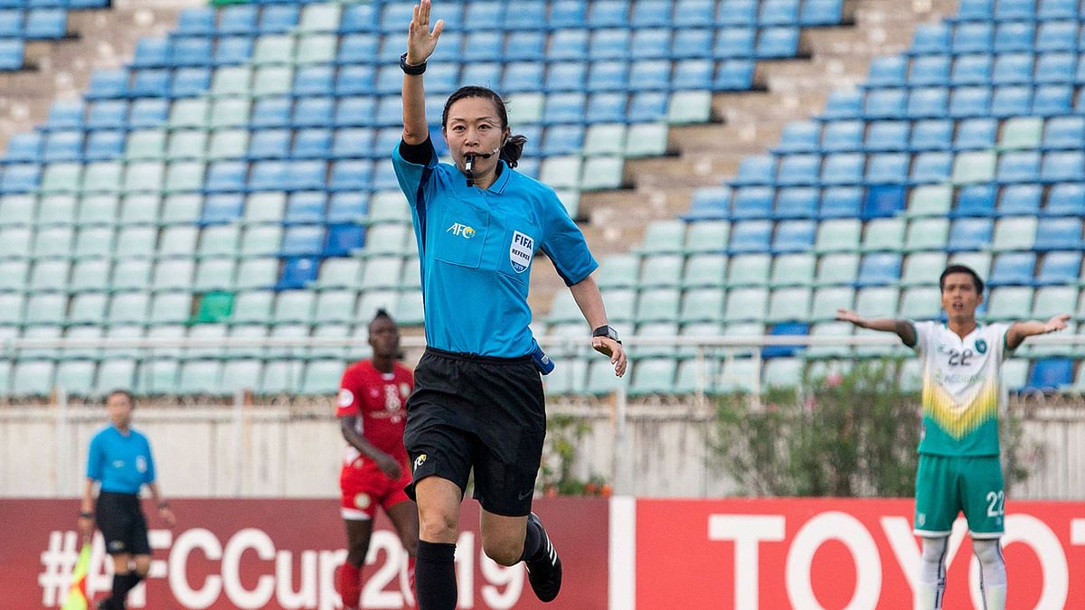 للمرة الأولى في التاريخ .. 5 سيدات بين 74 حكمًا لإدارة مباريات كأس آسيا